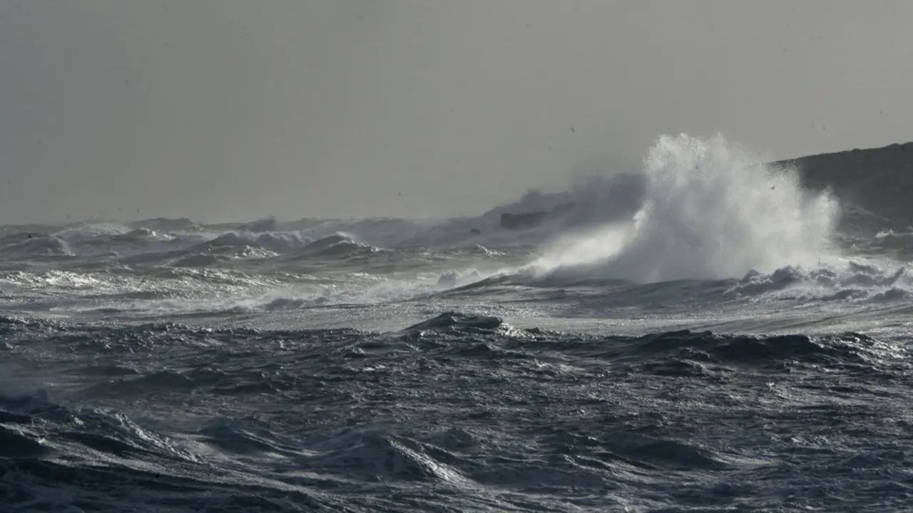 Mar agitado durante un temporal frente a Burela. ANTONIO LÓPEZ
