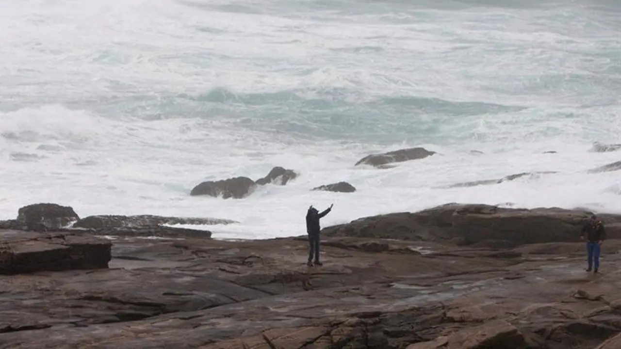 Oleaje en Cabo Silleiro, en Baiona. SALVADOR SAS (EFE)