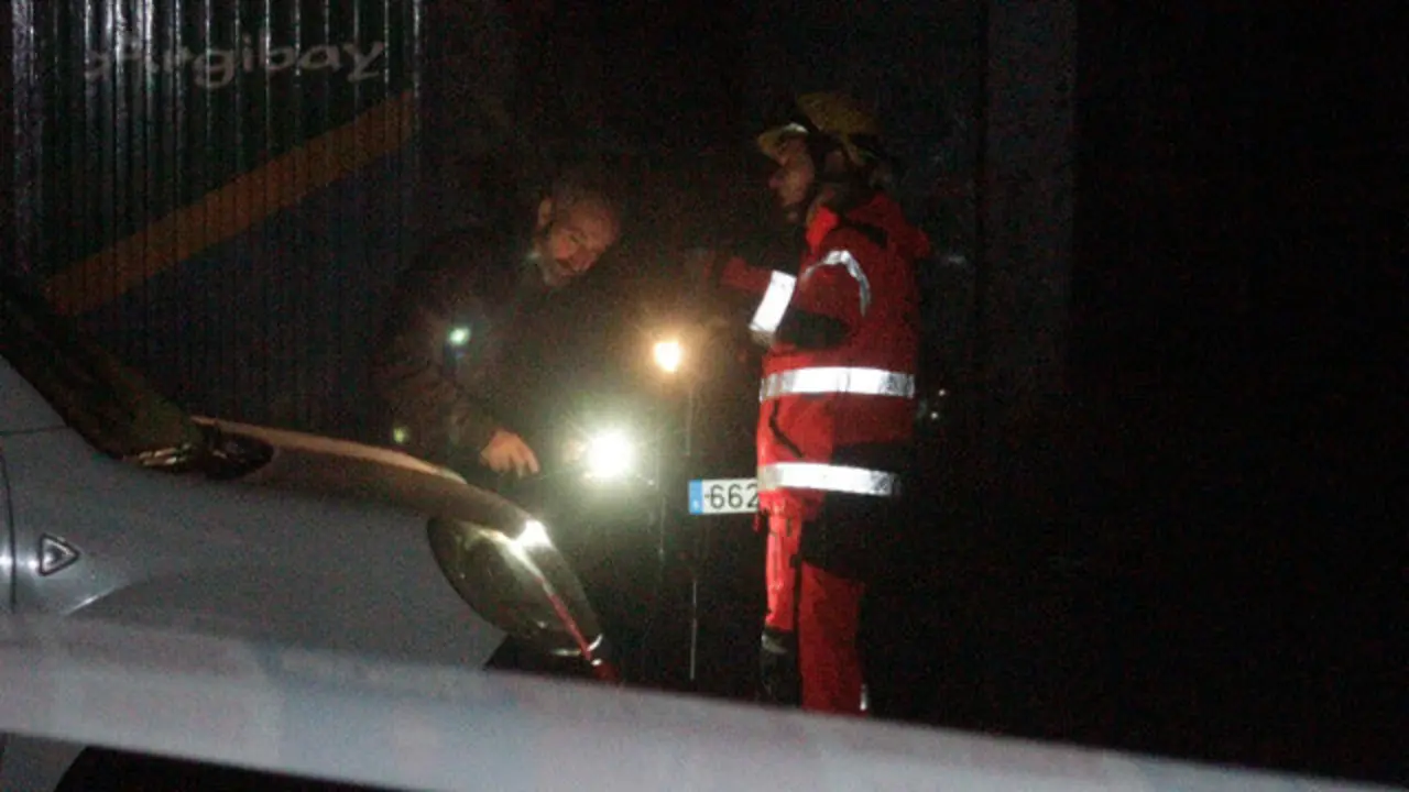 Actuación de los bomberos en Pontevedra. OLGA FERNÁNDEZ