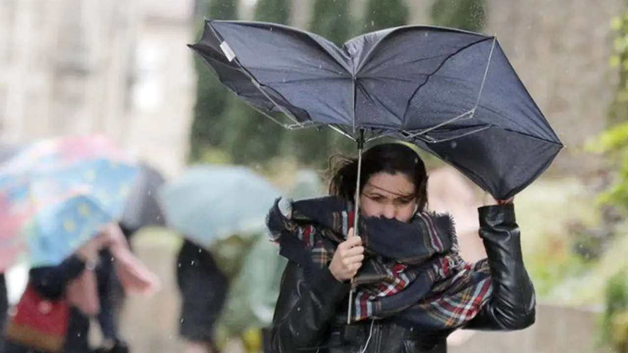 Viento y lluvia en Santiago. LAVANDEIRA JR