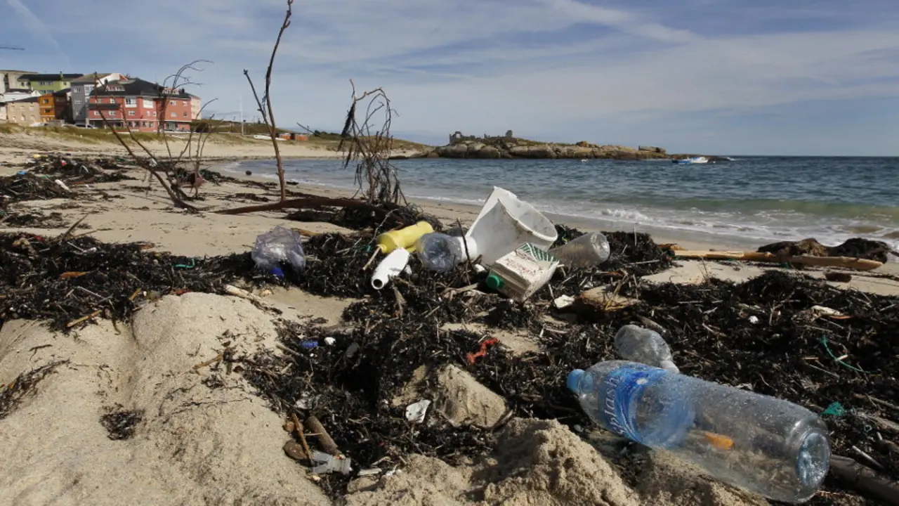 Basura arrastrada por el mar. JOSÉ Mª ÁLVEZ