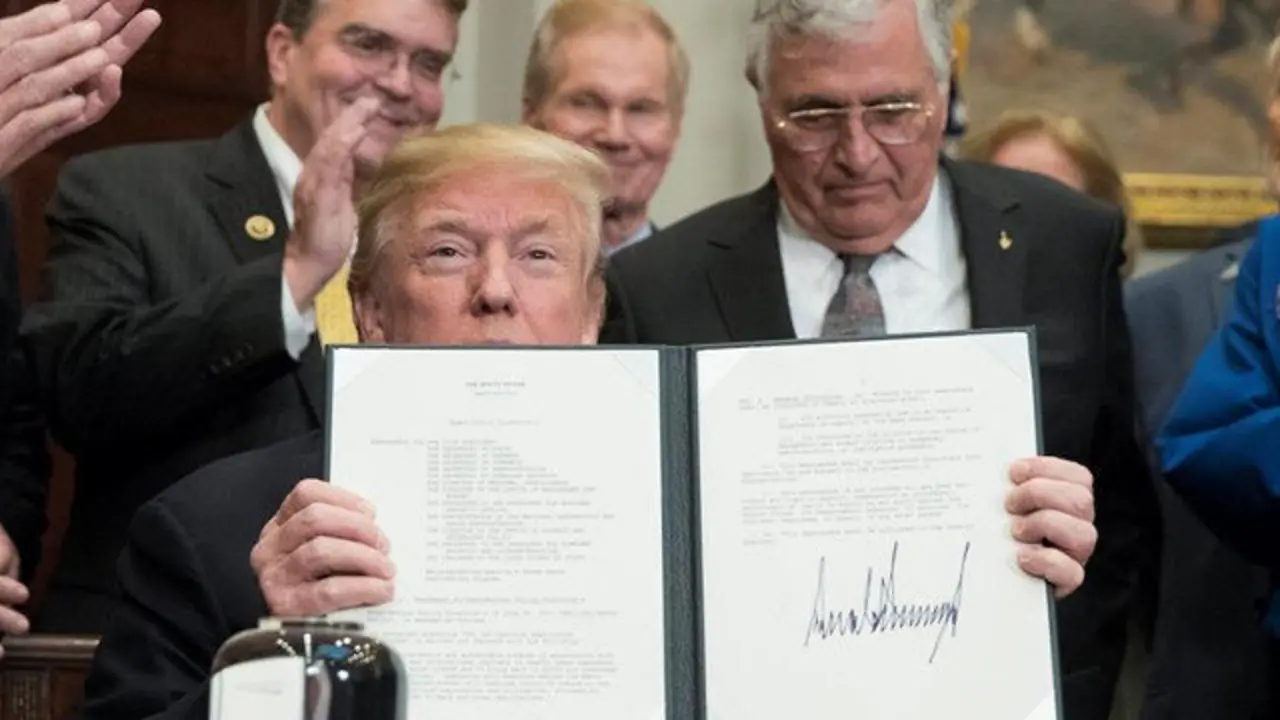 Donald Trump, tras firmar la directiva. MICHAEL REYNOLDS (EFE)