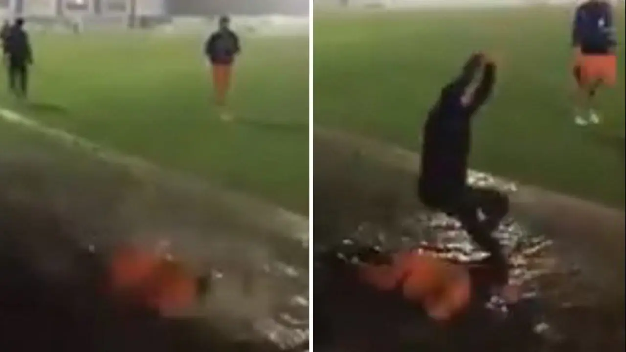 Los jugadores del CD Boiro, en una charca. TWITTER