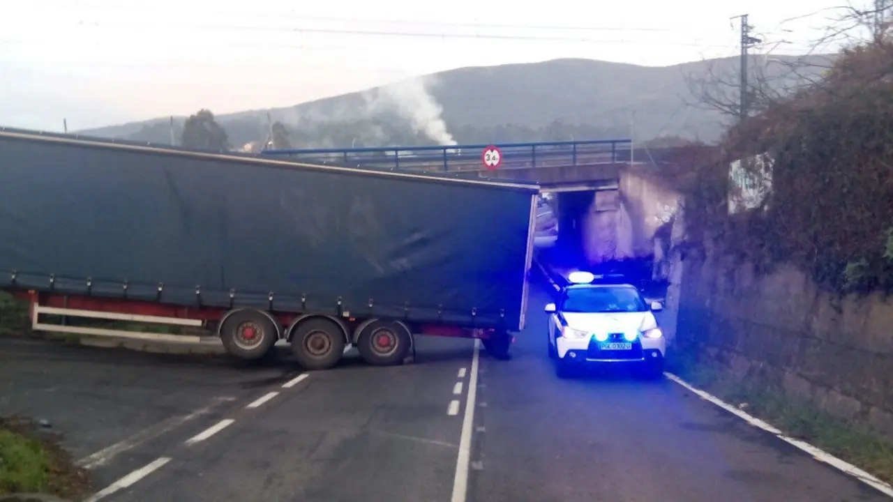 Cami&oacute;n encajado en las proximidades del puente de Alba. DP