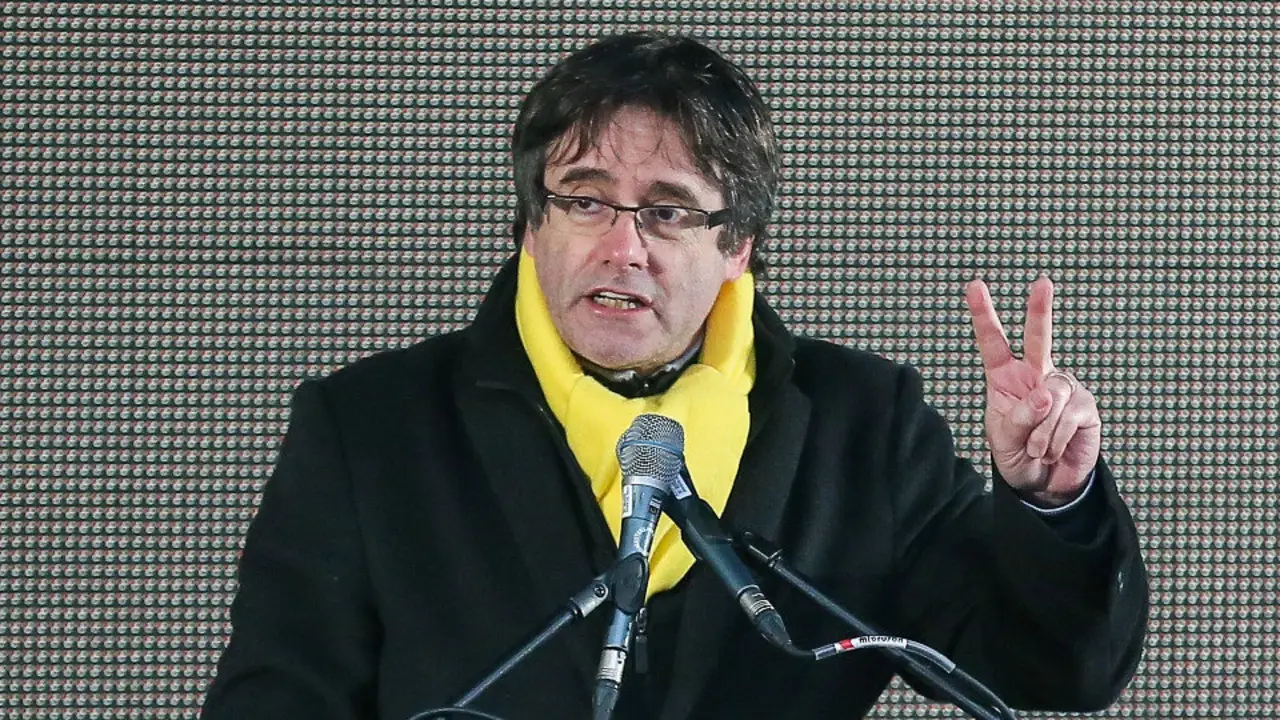 Carles Puigdemont pronuncia su discurso durante la manifestación independentista que se celebró en Bruselas. STEPHANIE LECOCQ (EFE)