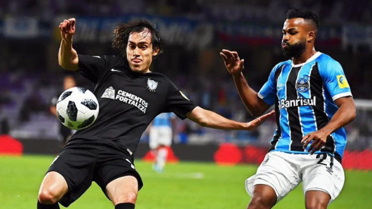 Un momento del partido de semifinales del Mundial de Clubes entre el Gremio y el Pachuca.MARTIN DOKOUPIL (EFE)