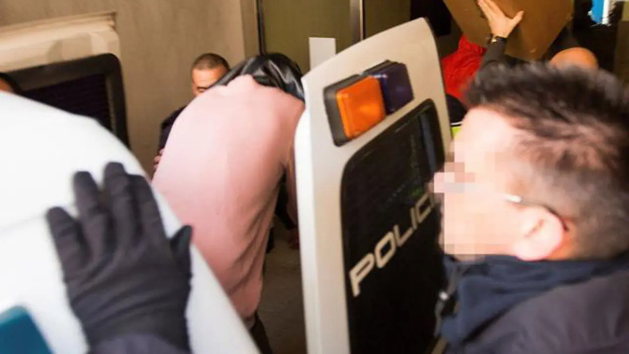 Lo acusados entrando a la casa que compartían durante el registro. PACO SANTAMARÍA