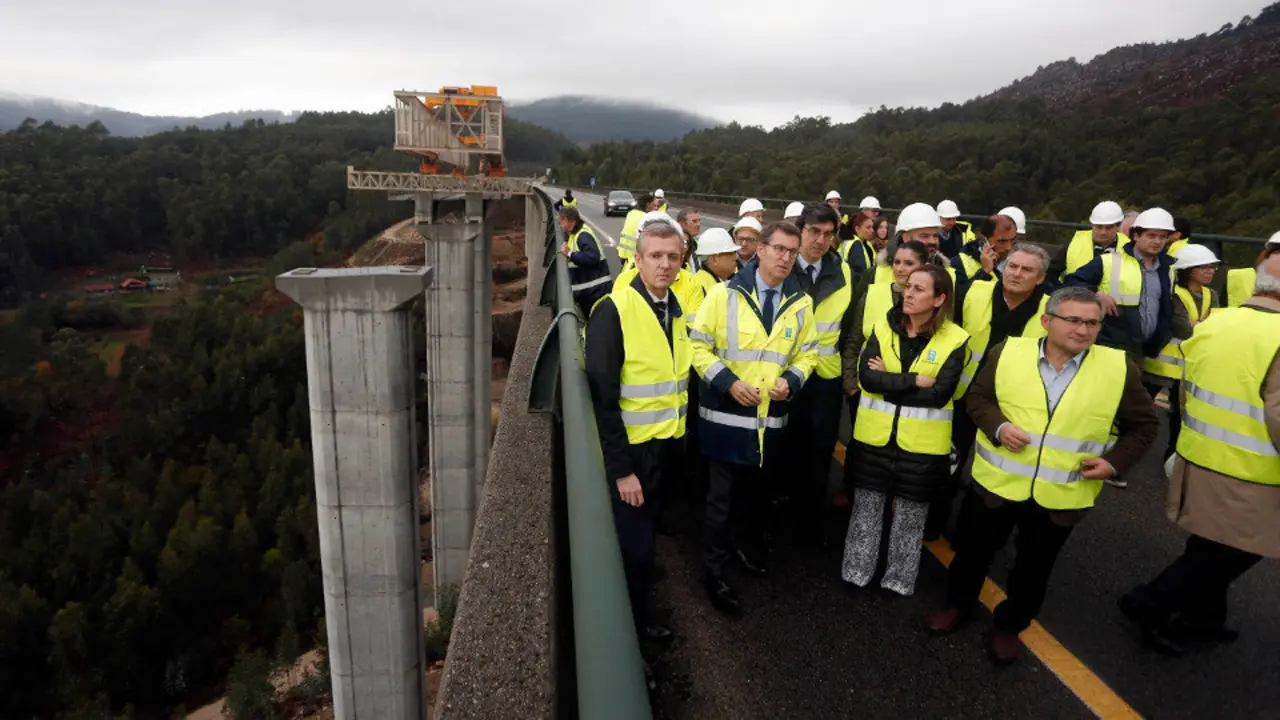 Feijóo visita las obras de conversión en autovía del Corredor do Morrazo. JAVIER CERVERA-MERCADILLO