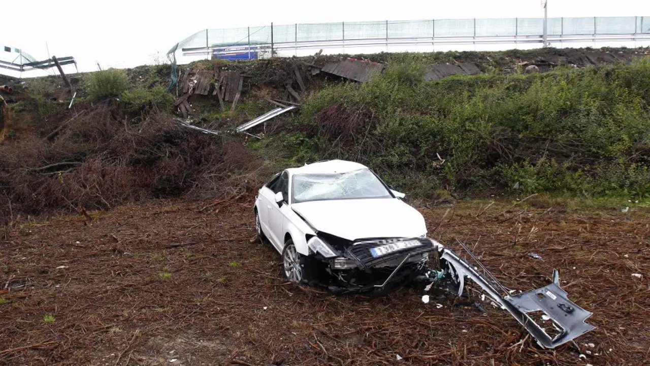 Así quedó el coche accidentado en una rotonda de O Ceao. XESÚS PONTE