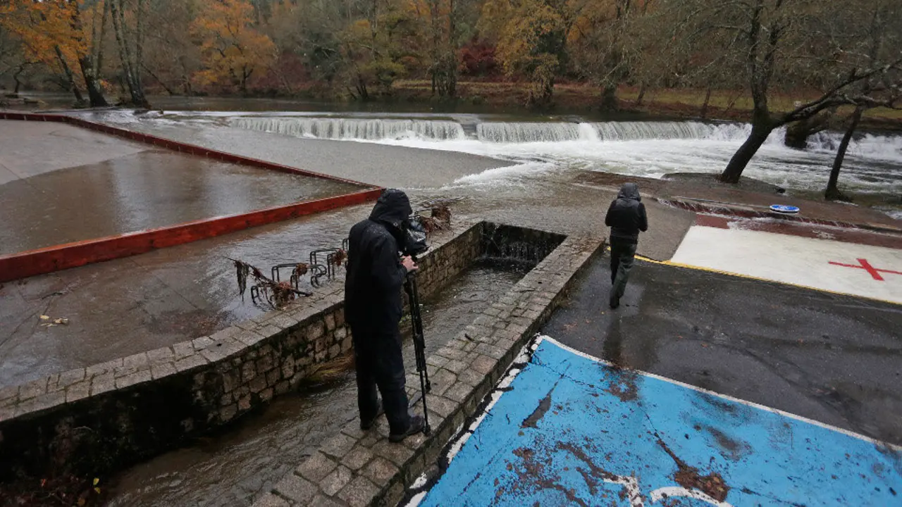 Un topógrafo realiza mediciones en el río Verdugo. JAVIER CERVERA-MERCADILLO