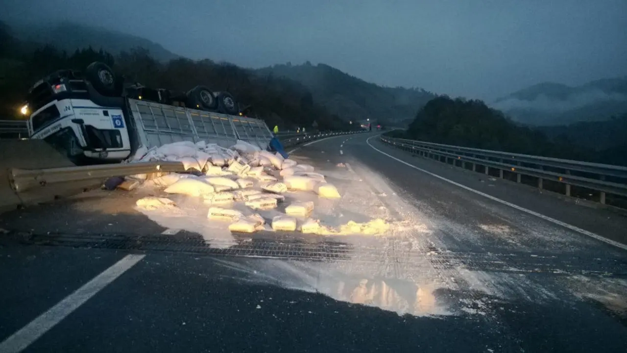 Camión accidentado en la A-6, a la altura de Becerreá. EP