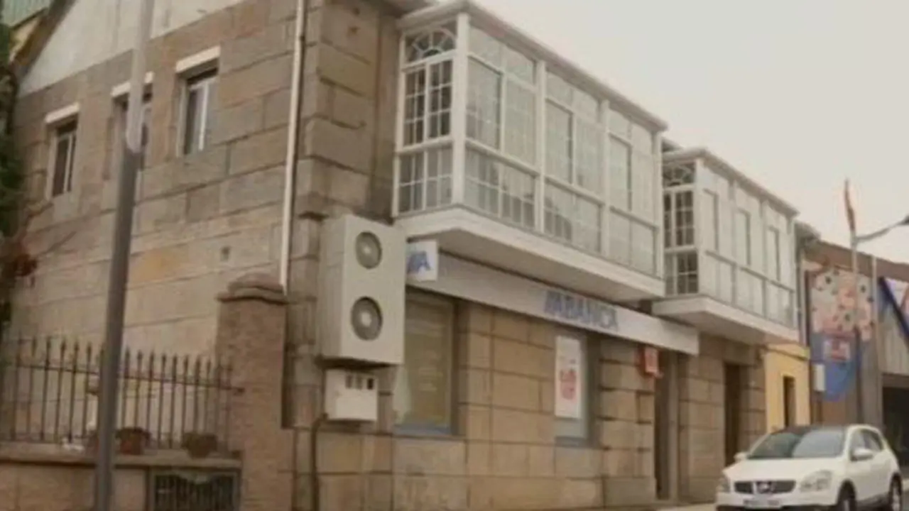 La sucursal que intentaron atracar en A Merca. TVG