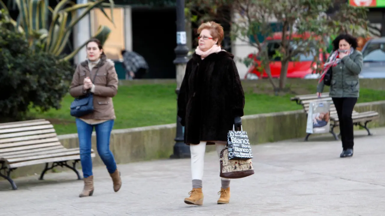 Los abrigos y las bufandas seguir&aacute;n siendo nuestros mayores aliados. DAVID FREIRE