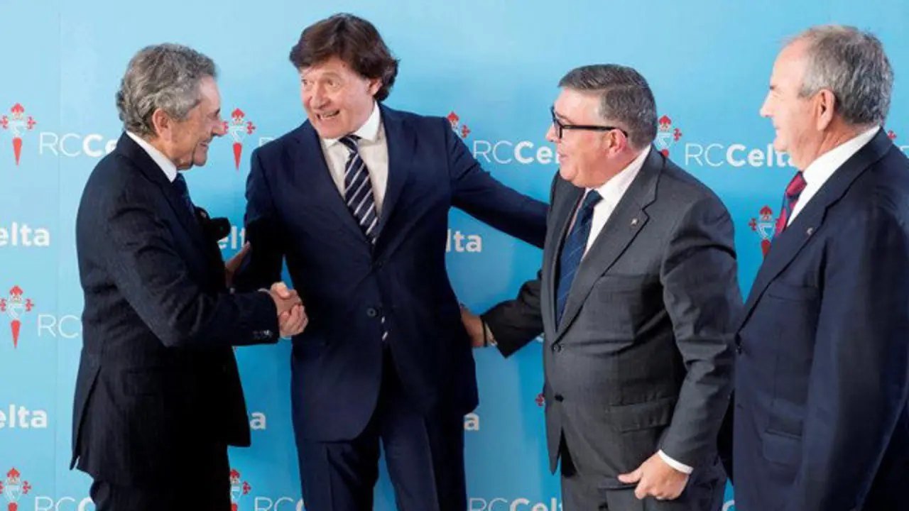 El Presidente del Celta, Carlos Mouriño, con el presidente del Consejo Superior de Deportes, José Ramón Lete, y los directivos Barros y Posada, en la presentación del nuevo complejo deportivo del Celta. SALVADOR SAS (EFE)