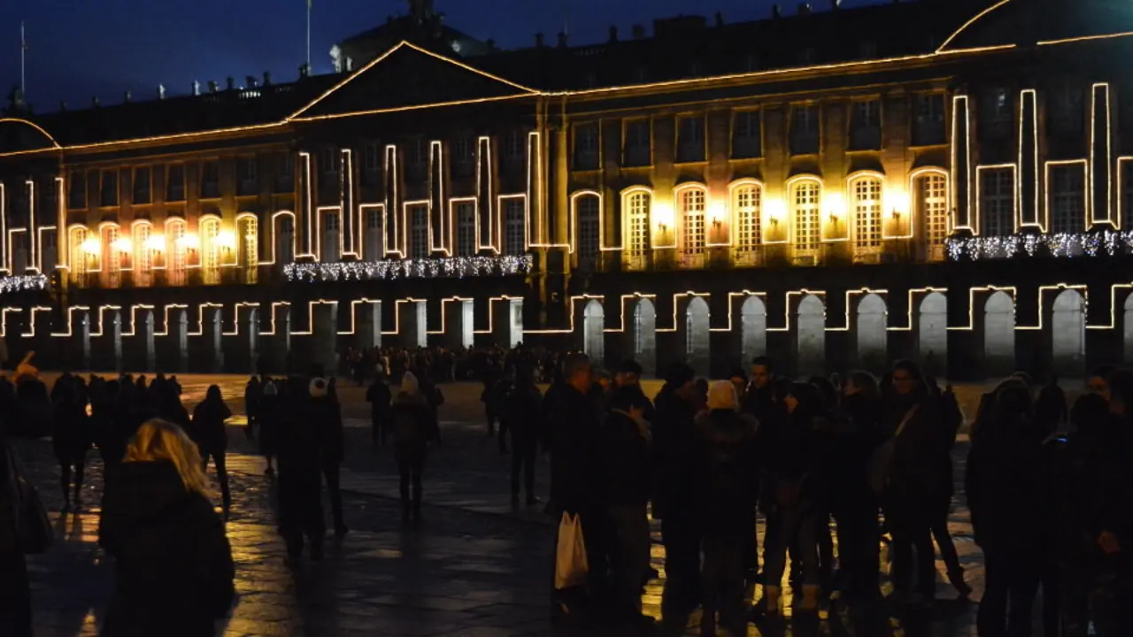 A praza do Obradoiro ateigada de turistas