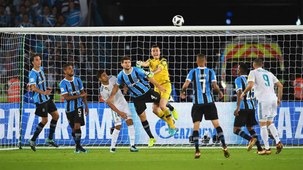 Marcelo Grohe sale de puños para despejar un córner en la final del Mundial de Clubes