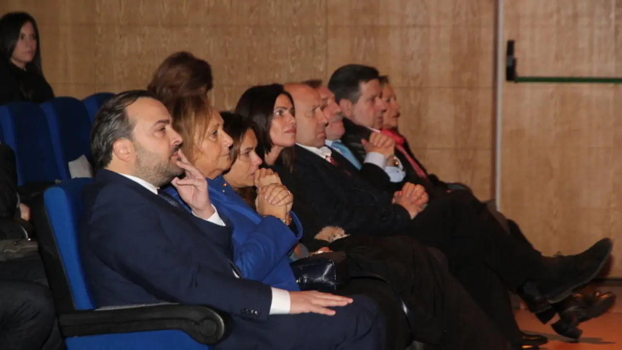 El regidor Rafael Cuíña, en primer plano, estuvo acompañado por su familia durante el homenaje a su padre. PATRICIA FIGUEIRAS