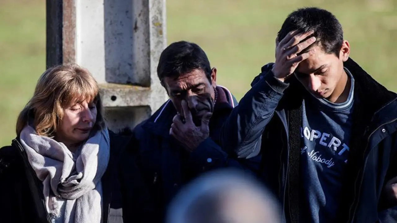 Más de un centenar de amigos y vecinos de Ana Enjamio homenajean su memoria cuando se cumple un año de su asesinato. ÓSCAR CORRAL (EFE)