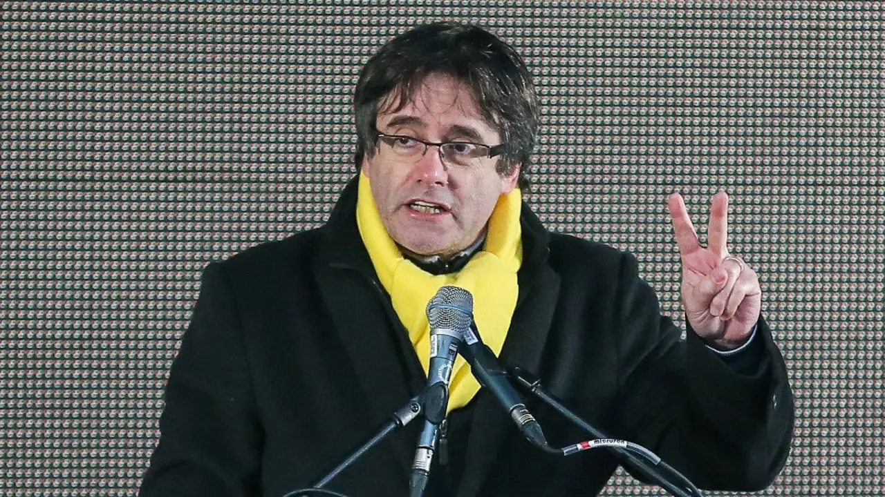 Carles Puigdemont pronuncia su discurso durante la manifestación independentista que se celebró en Bruselas. STEPHANIE LECOCQ (EFE)