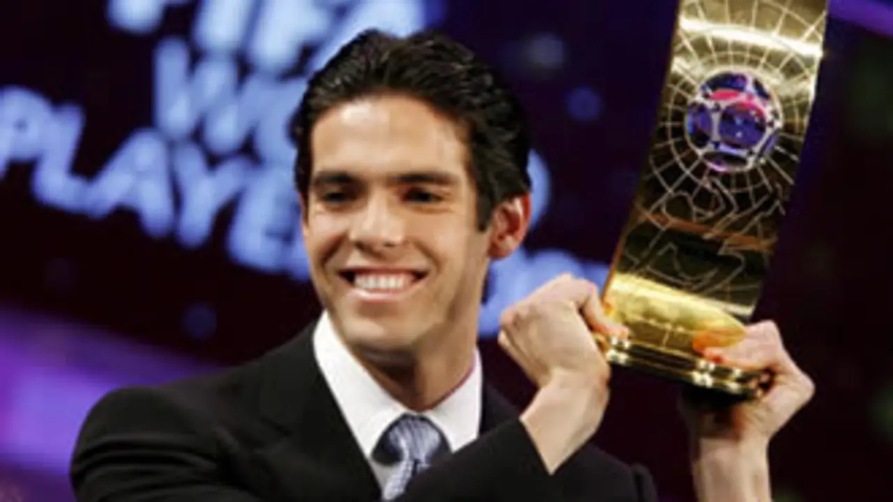Kak&aacute;, tras recibir el Fifa World Player. EFE