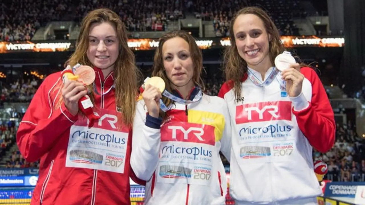 Jessica Vall, en el centro, con su medalla de oro. EFE