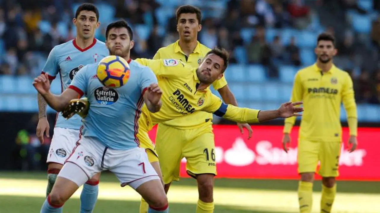 Maxi Gómez intenta controlar un balón. SALVADOR SAS (EFE)