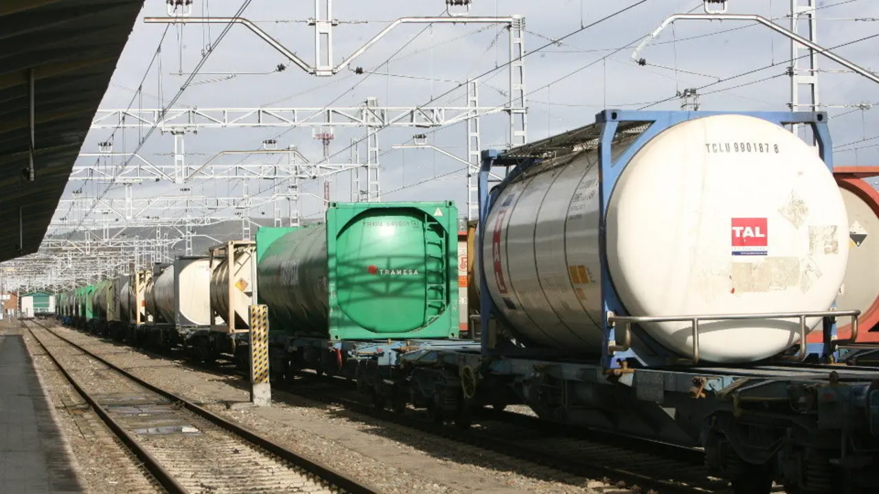 Galicia está en el furgón de cola del tren de mercancías europeo y sin visos de que la situación mejore a corto plazo. TOÑO PARGA