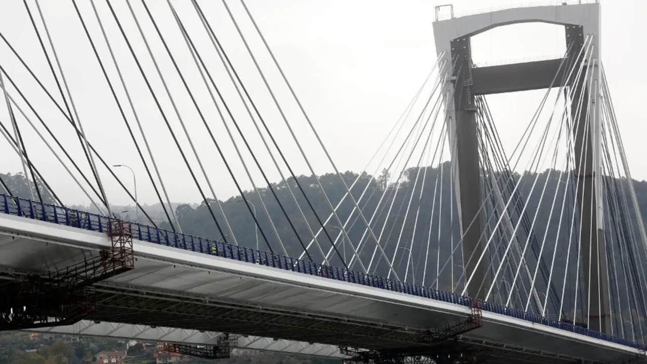 Obras en el puente de Rande, en la AP-9. JAVIER CERVERA