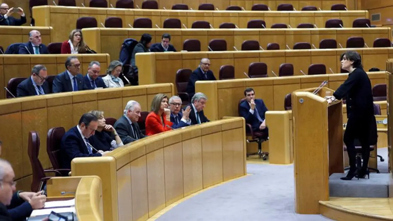 Soraya Sáenz de Santamaría, en el Senado. EMILIO NARANJO (EFE)