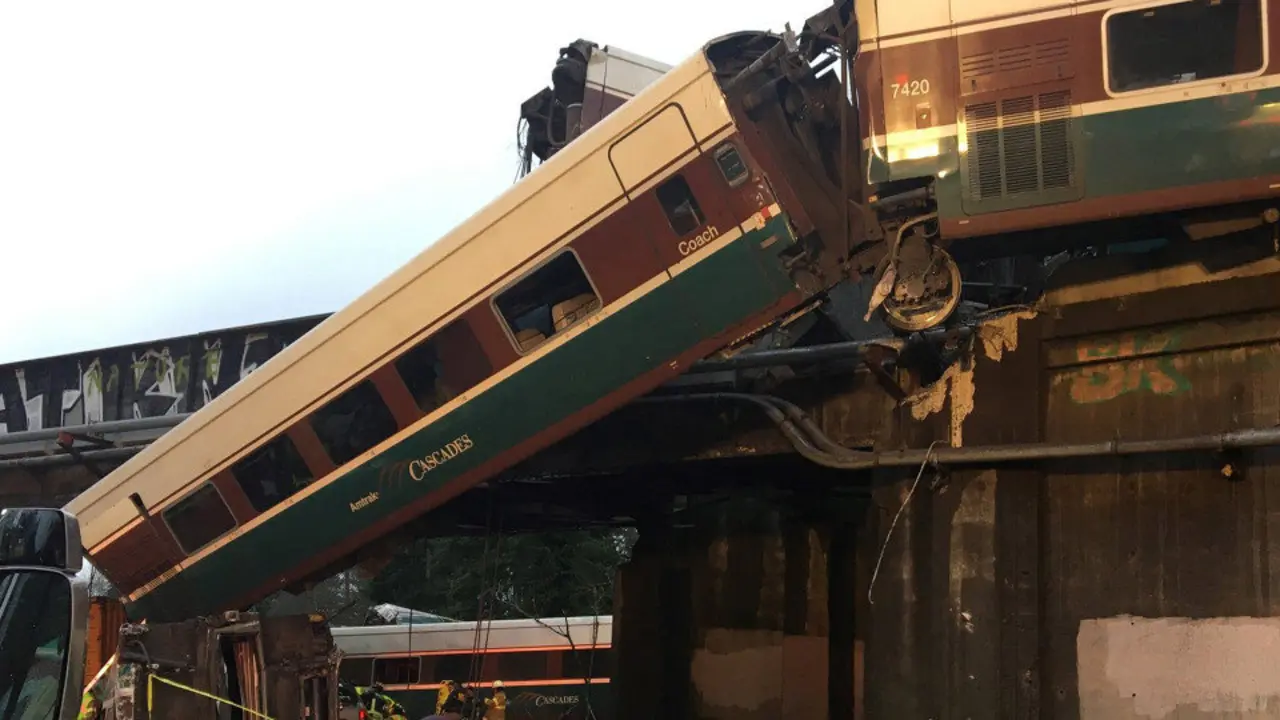 El tren Amtrack 501 tras descarrilar y caer sobre la autopista interestatal 5 cerca de Olympia, en el estado de Washington. EFE