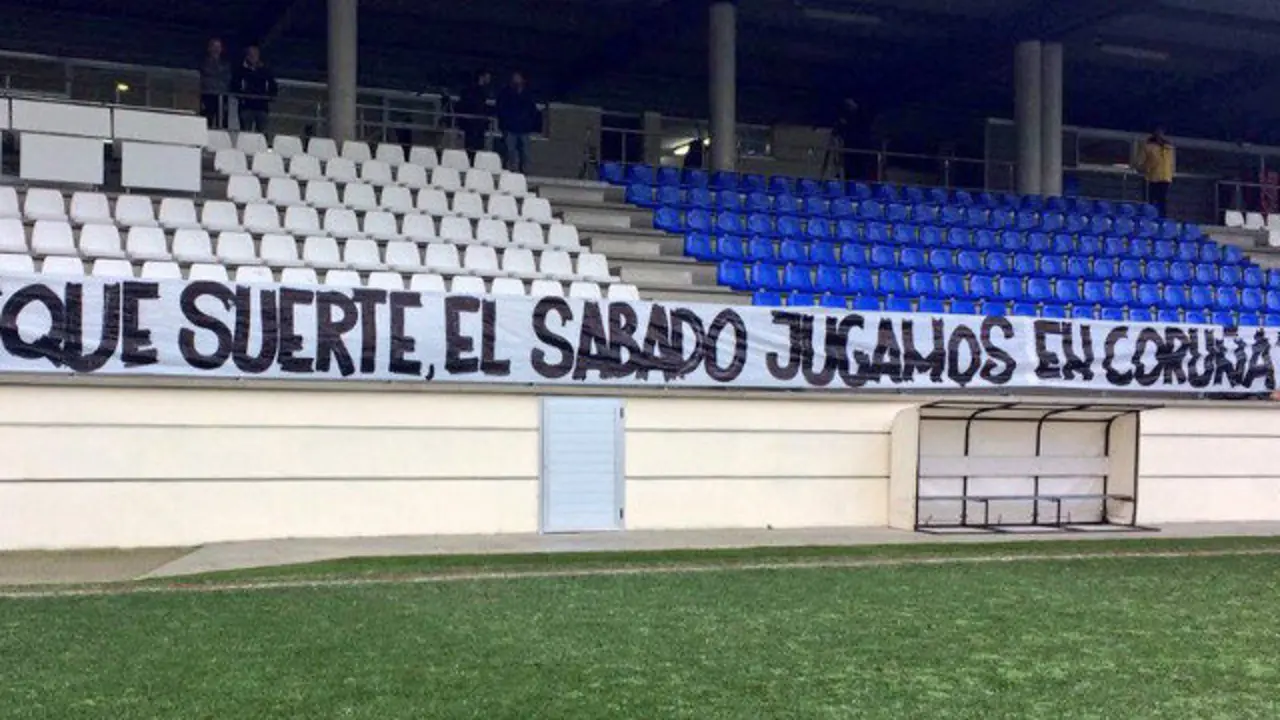 Pancarta en Abegondo para motivar a los jugadores del Deportivo. TWITTER
