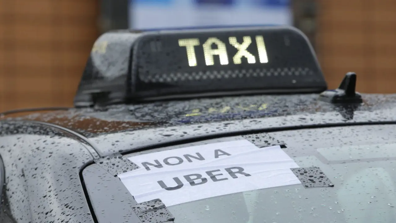 Imagen de una de las huelgas del colectivo de taxistas contra la plataforma Uber. OLIVIER HOSLET