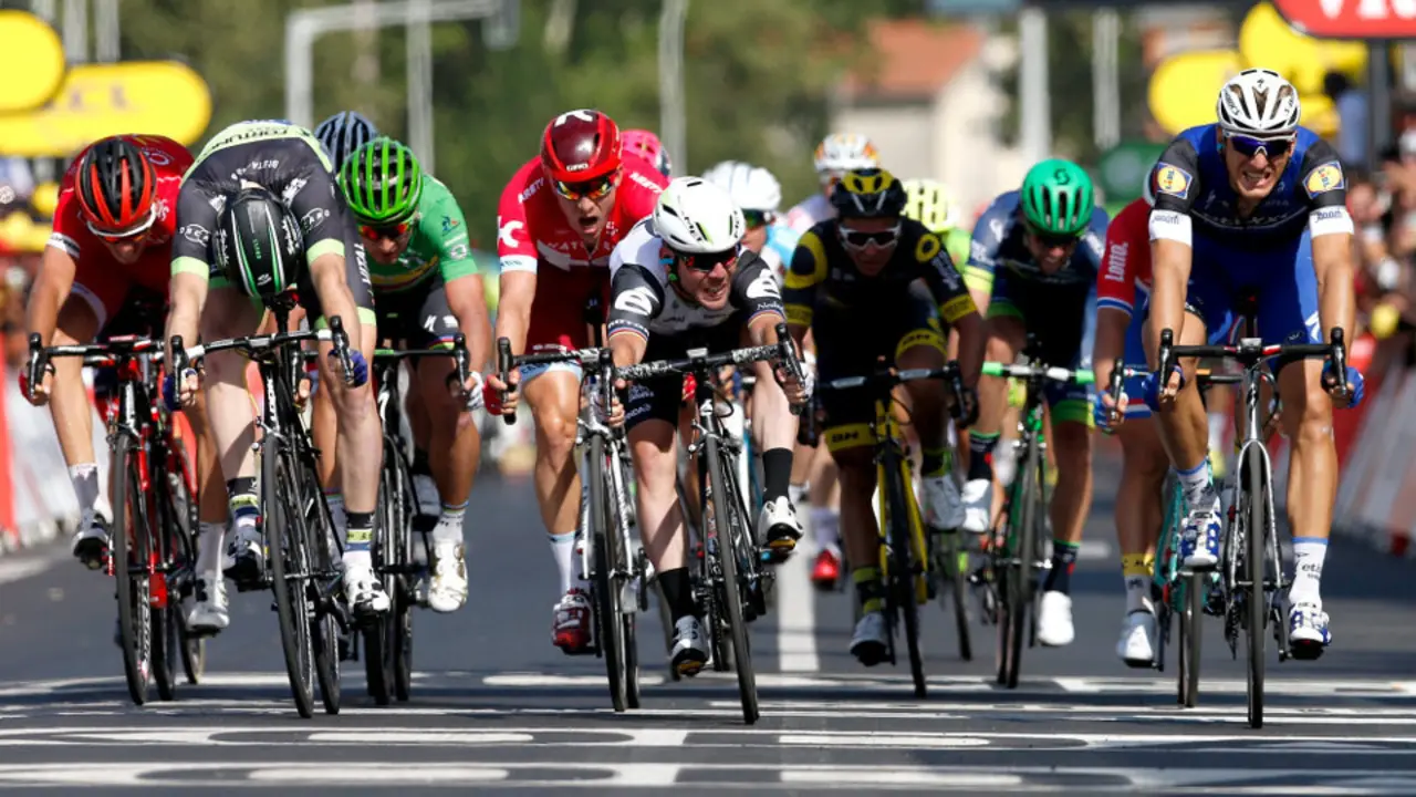 Varios corredores en el sprint final.AEP