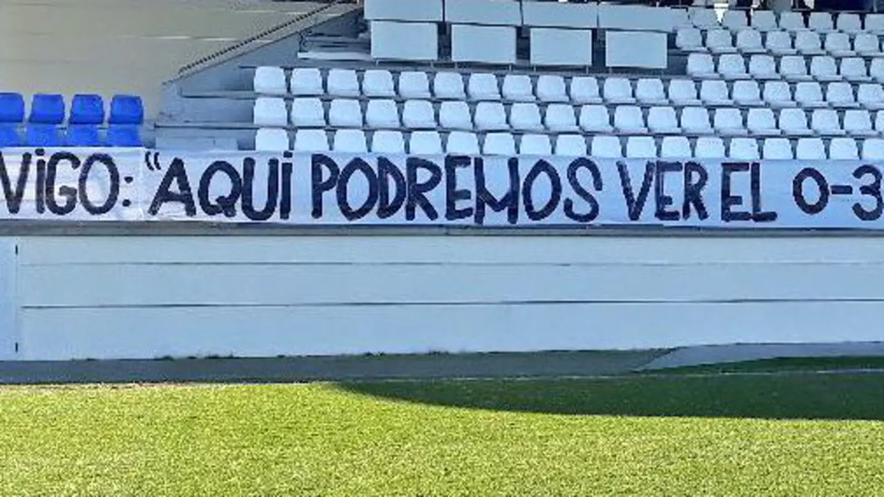 Pancarta en el entrenamiento del Deportivo alusiva a Abel Caballero. TWITTER