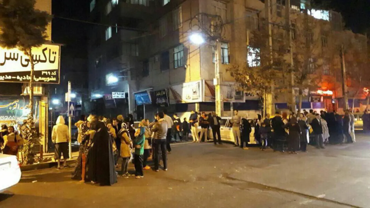 Ciudadanos en la calle tras el terremoto. TWITTER