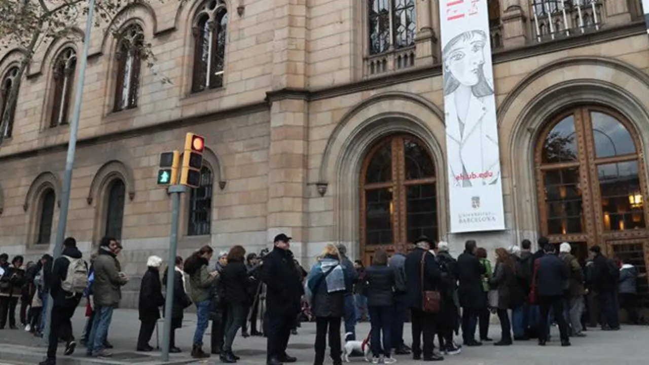 Lasrgas colas para votar en Cataluña.JAVIER ETXEZARRETA