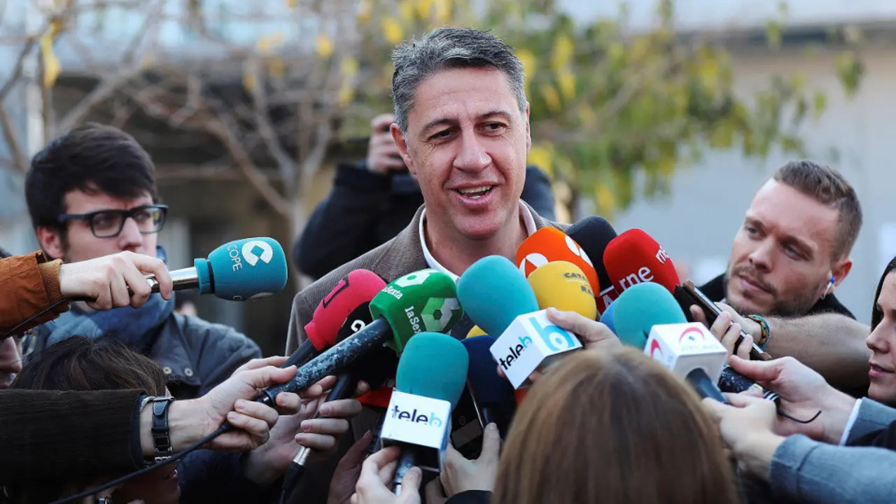 Xavier García Albiol (PPC) realiza declaraciones a los medios tras votar en la Escola Lola Anglada en Badalona. ALEJANDRO GARCÍA (EFE)