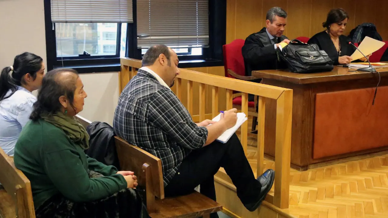 En el banquillo de la acusación, Sinaí Giménez y dos de sus hermanas.SALVADOR SAS (Efe)