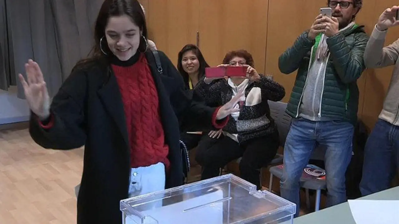 Laura Sancho, la joven de 18 años que ha cedido su voto al expresidente de la Generalitat Carles Puigdemont.EFE