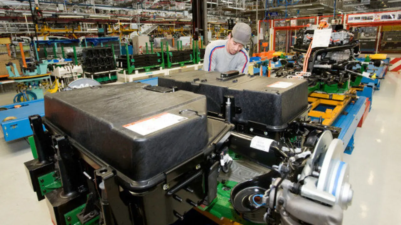 Montaje de baterías en la planta de PSA de Vigo. AEP