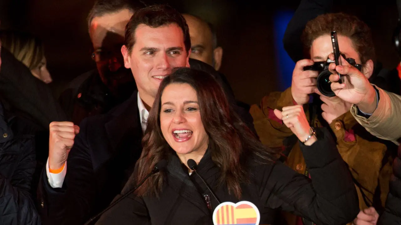 Arrimadas, exultante con Rivera detrás. ENRIC FONTCUBERTA