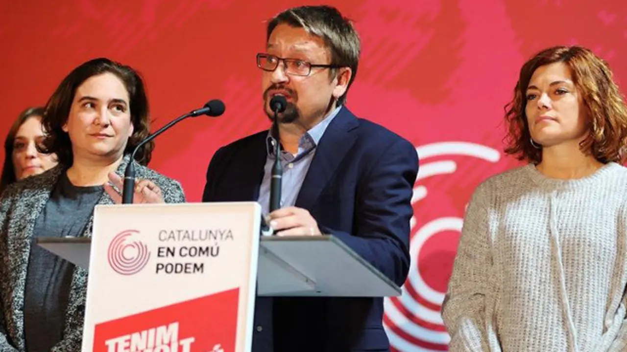 Xavier Domènech, con Ada Colau (izquierda) y Elisenda Alamany. ALEJANDRO GARCÍA (EFE)
