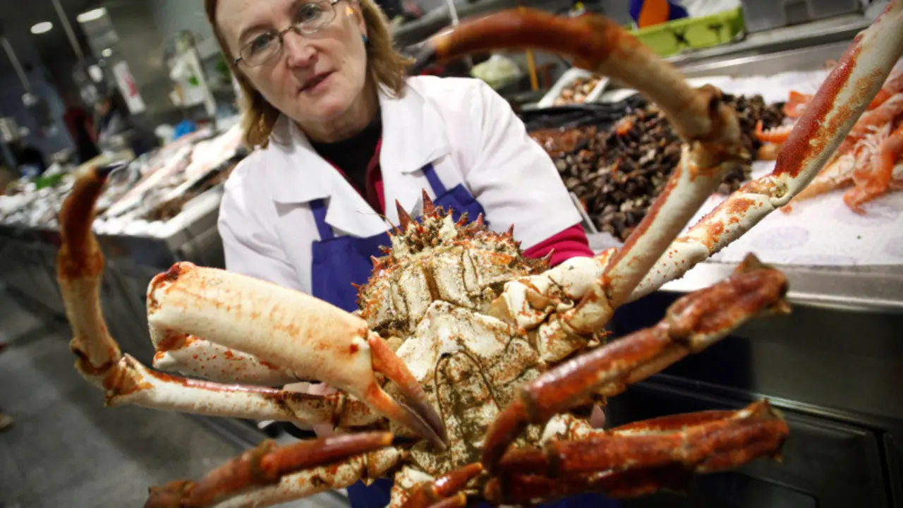 Una placera de A Coruña con un ejemplar de Santiaguiño. CABALAR