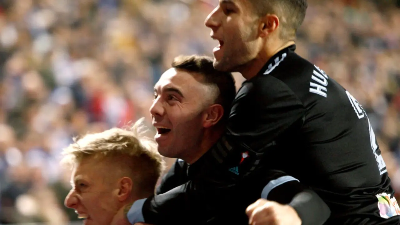 Hugo Mallo celebra subido a Aspas el gol de Daniel Wass. EFE