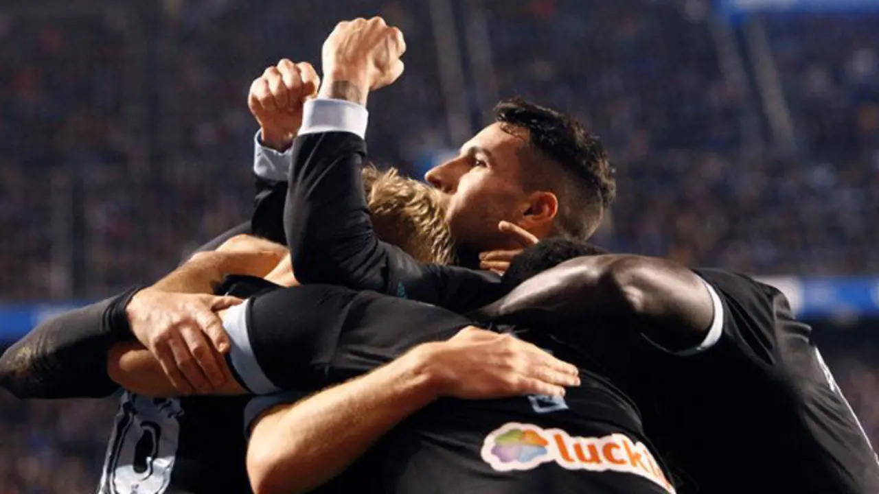 Los jugadores del Celta celebran la victoria en Riazor. CABALAR