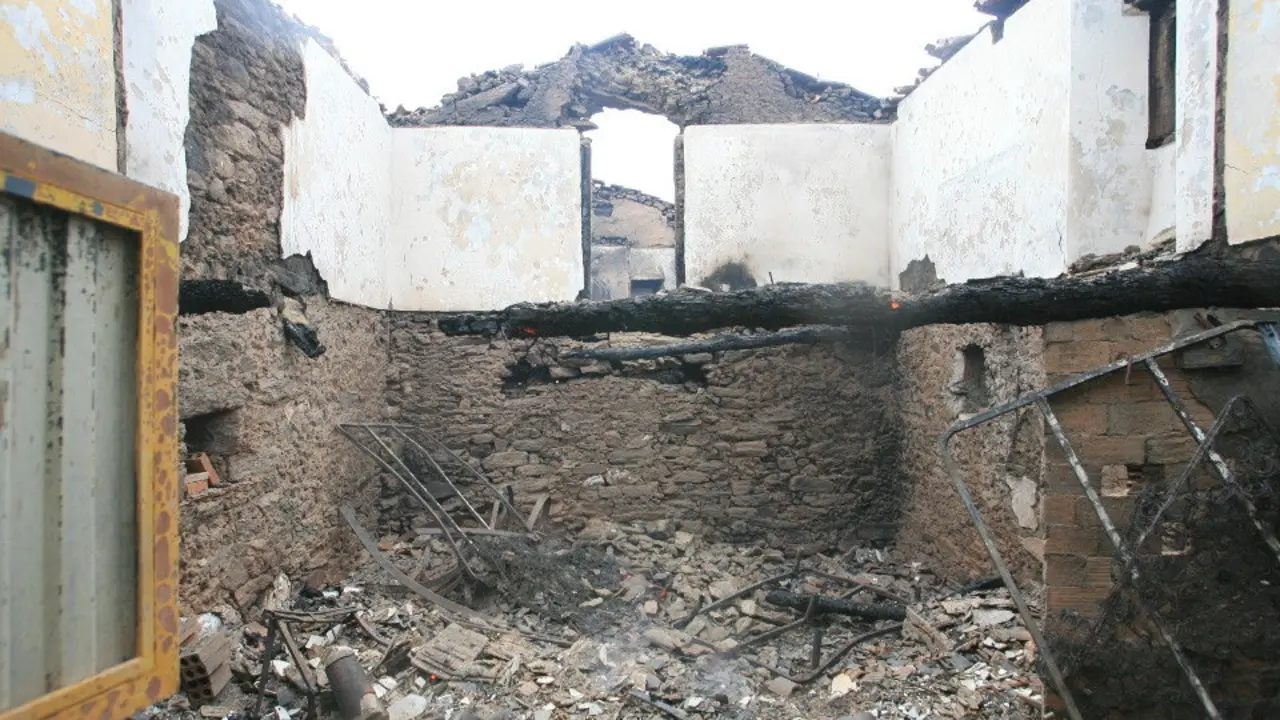 Así quedó la casa calcinada en Amandi. EP