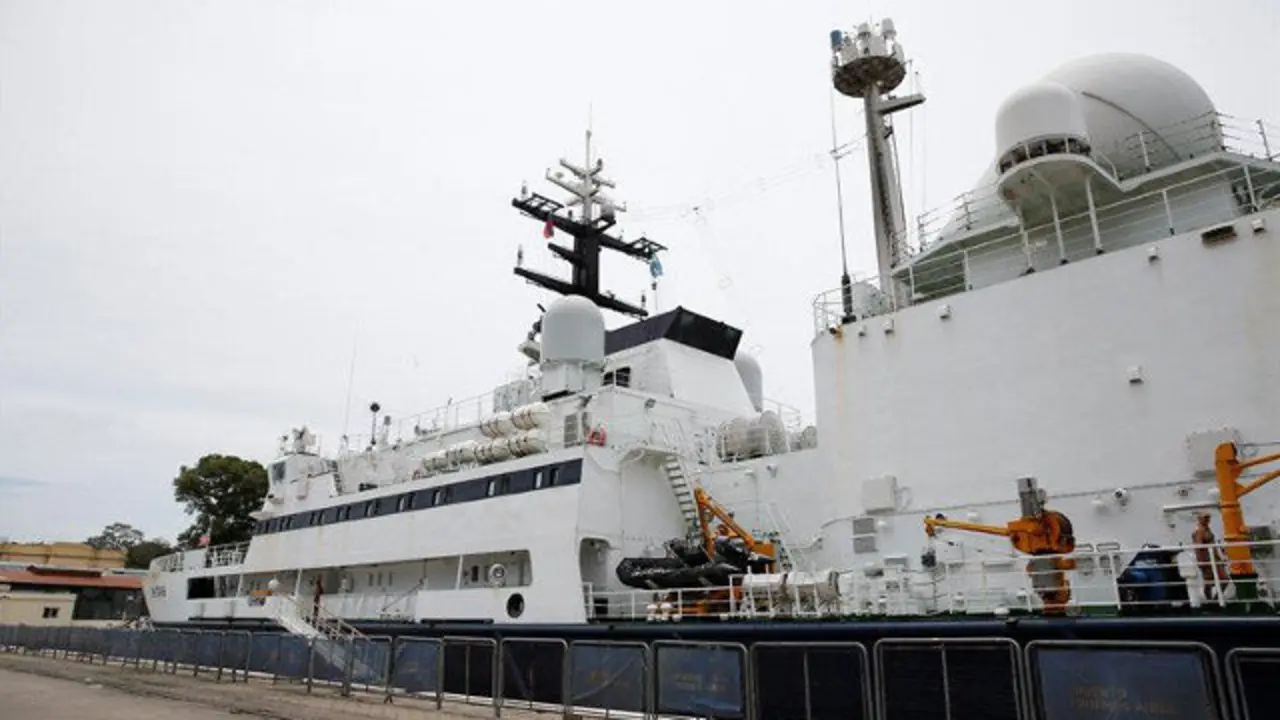 El barco ruso Yantar trabaja en el operativo de búsqueda del submarino. DAVID FERNÁNDEZ (EFE)