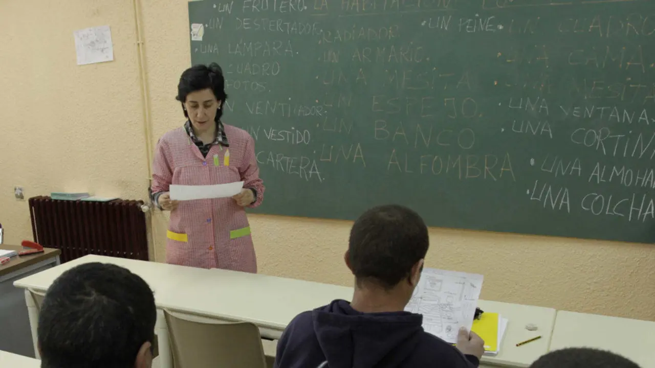 Profesora en un aula de la prisión de Monterroso. AEP