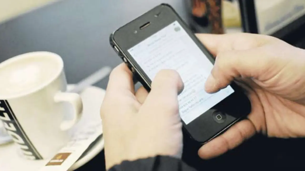 Una persona usa WhatsApp en su teléfono móvil