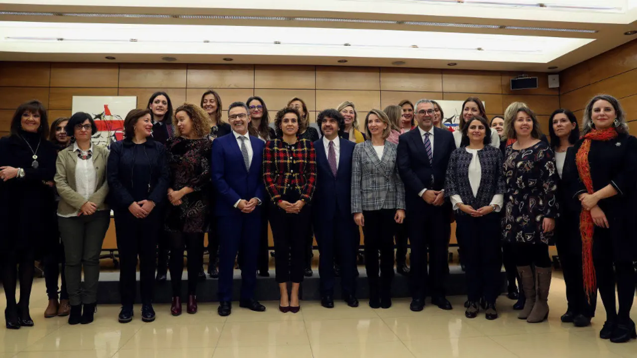 La ministra de Sanidad, Dolors Montserrat, posa con los asistentes a la reunión de la Conferencia Sectorial de Igualdad. BALLESTEROS (EFE)